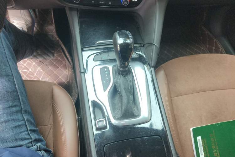 Used Buick Regal 2019 20T Elite Version China VI Standard Gear Lever