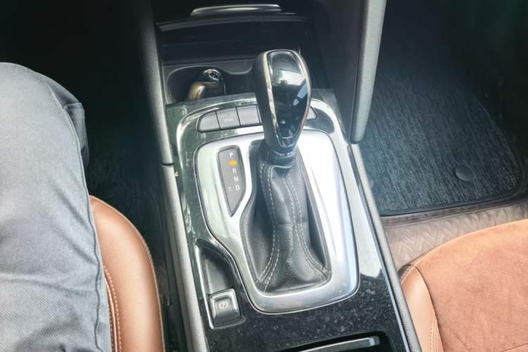 Used Buick Regal 2019 20T Elite Version China VI Standard Gear Lever