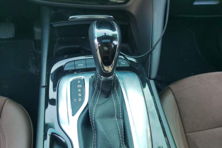 Used Buick Regal 2019 20T Elite Version China VI Standard Gear Lever