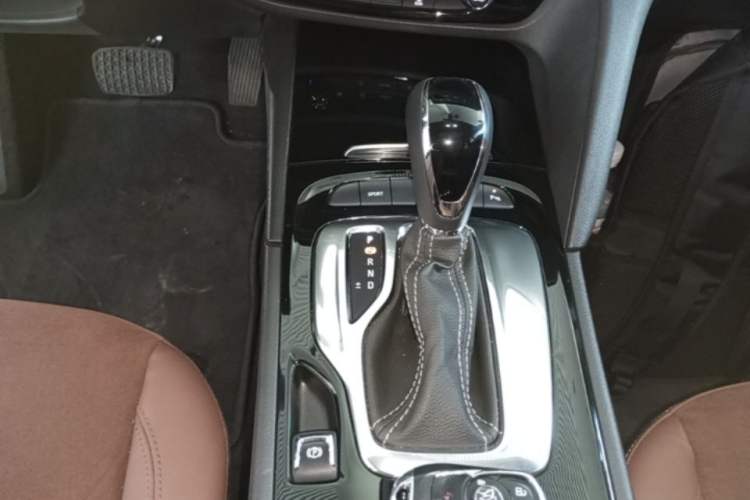Used Buick Regal 2019 20T Elite Version China VI Standard Gear Lever
