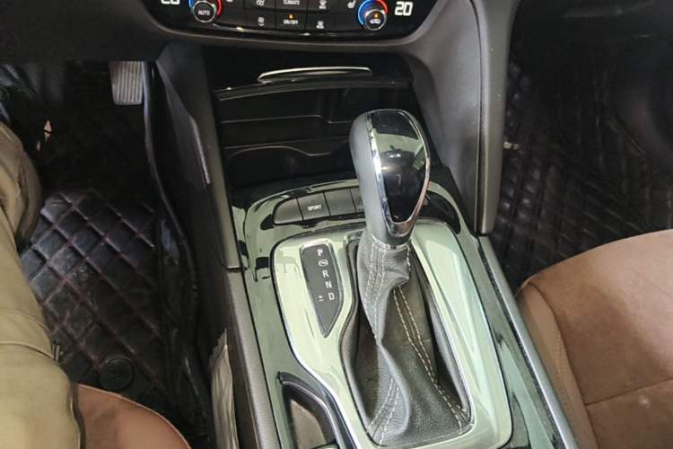 Used Buick Regal 2019 20T Elite Version China VI Standard Gear Lever