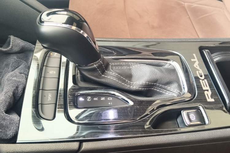 Used Buick Regal 2019 20T Elite Version China VI Standard Gear Lever