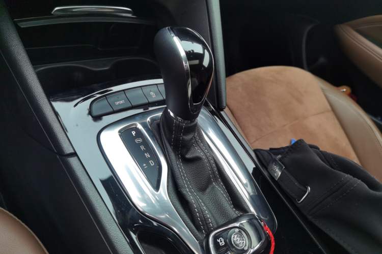 Used Buick Regal 2019 20T Elite Version China VI Standard Gear Lever