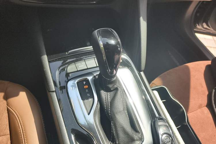 Used Buick Regal 2019 20T Elite Version China VI Standard Gear Lever