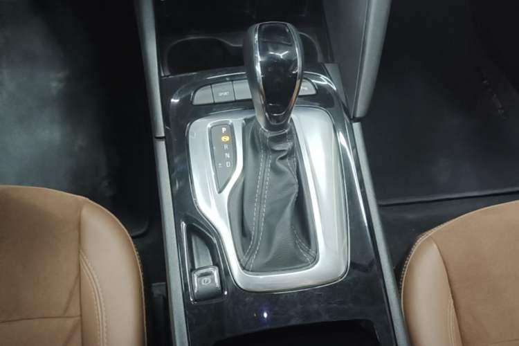 Used Buick Regal 2019 20T Elite Version China VI Standard Gear Lever