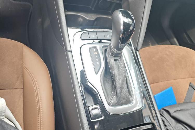 Used Buick Regal 2019 20T Elite Version China VI Standard Gear Lever