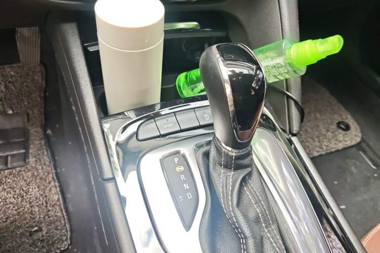 Used Buick Regal 2019 20T Elite Version China VI Standard Gear Lever