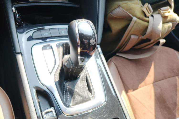 Used Buick Regal 2019 20T Elite Version China VI Standard Gear Lever