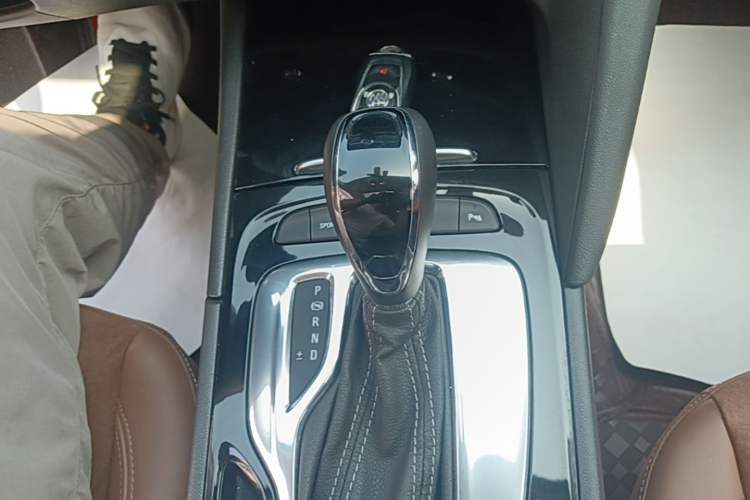 Used Buick Regal 2019 20T Elite Version China VI Standard Gear Lever