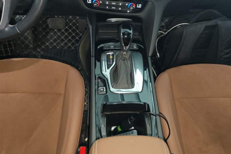Used Buick Regal 2019 20T Elite Version China VI Standard Gear Lever