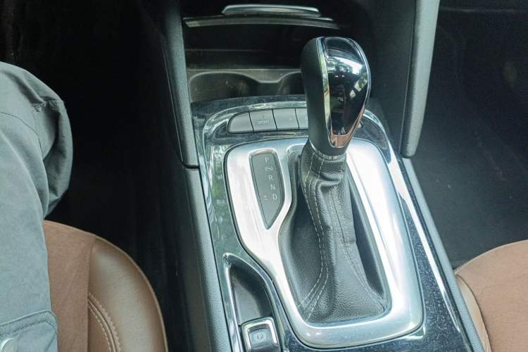 Used Buick Regal 2019 20T Elite Version China VI Standard Gear Lever