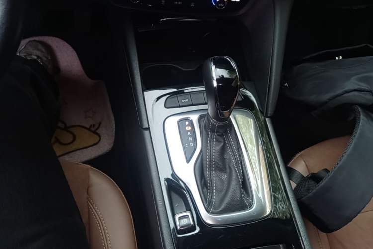Used Buick Regal 2019 20T Elite Version China VI Standard Gear Lever