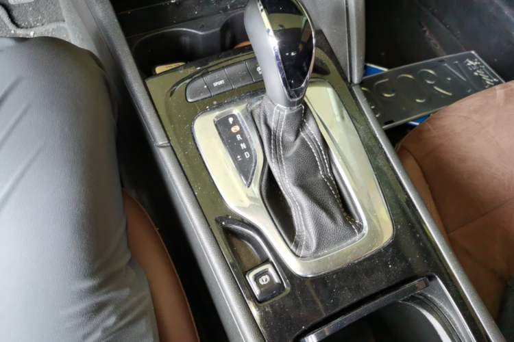 Used Buick Regal 2019 20T Elite Version China VI Standard Gear Lever