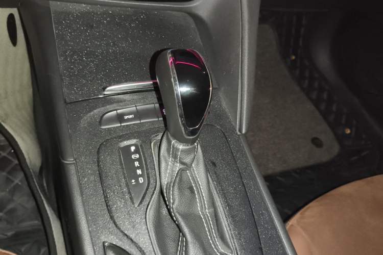 Used Buick Regal 2019 20T Elite Version China VI Standard Gear Lever