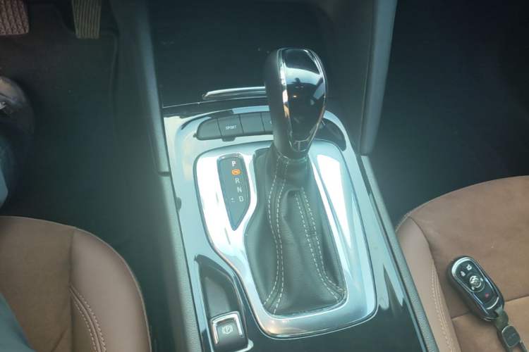 Used Buick Regal 2019 20T Elite Version China VI Standard Gear Lever