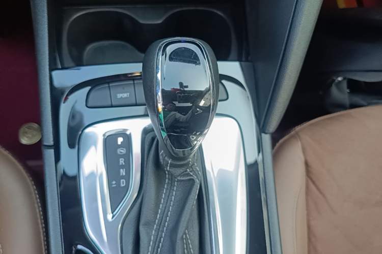 Used Buick Regal 2019 20T Elite Version China VI Standard Gear Lever