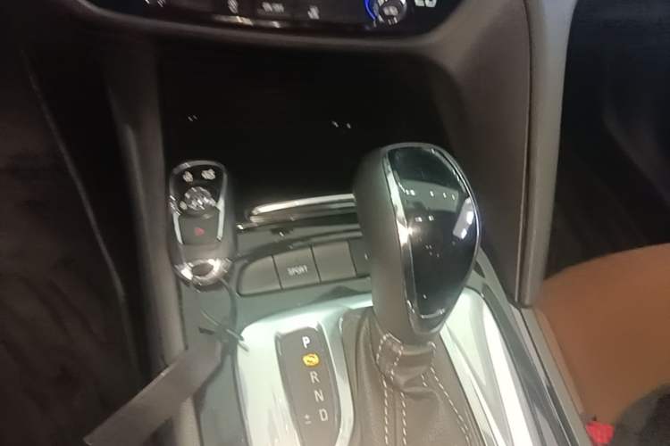 Used Buick Regal 2019 Revised 20T Luxury Version China VI Standard Gear Lever