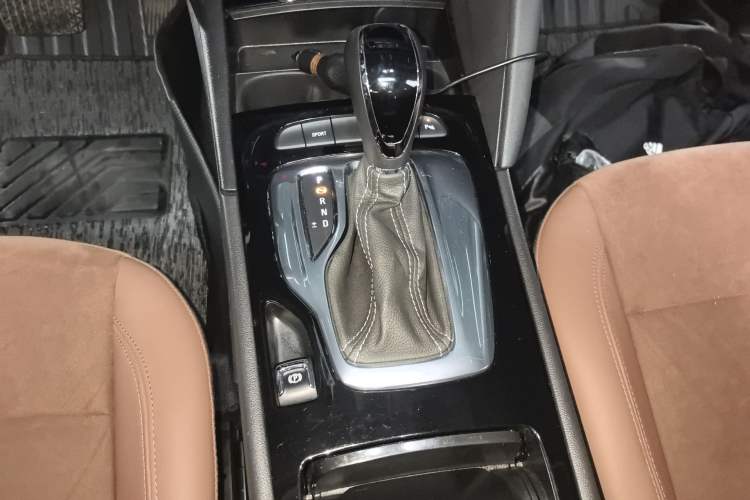 Used Buick Regal 2019 Revised 20T Luxury Version China VI Standard Gear Lever
