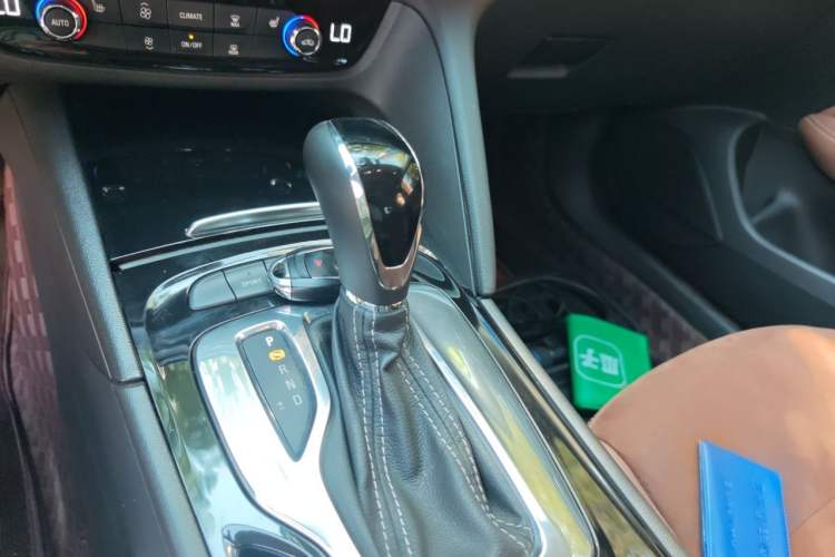 Used Buick Regal 2019 20T Elite Version China VI Standard Gear Lever