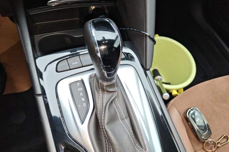 Used Buick Regal 2019 20T Elite Version China VI Standard Gear Lever