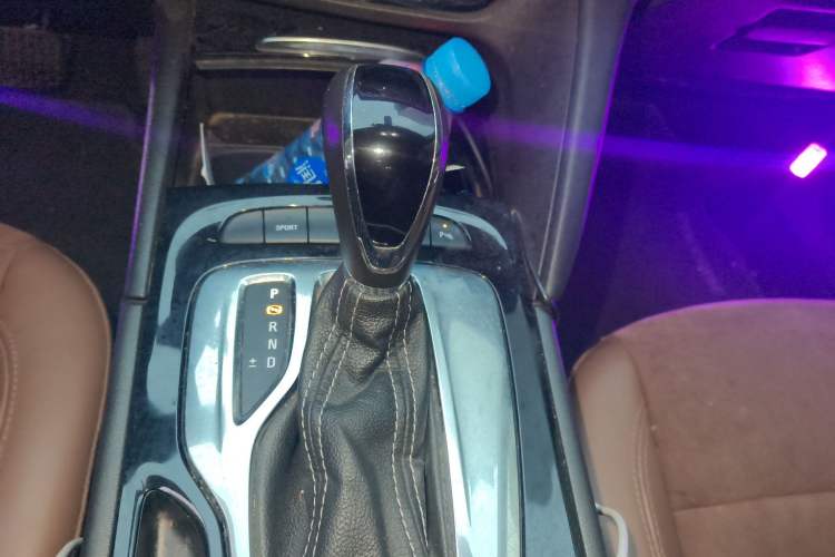 Used Buick Regal 2019 20T Elite Version China VI Standard Gear Lever