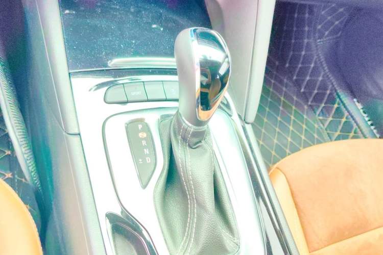 Used Buick Regal 2019 20T Elite Version China VI Standard Gear Lever