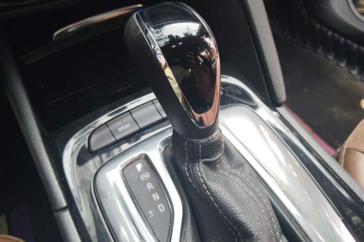 Used Buick Regal 2019 20T Elite Version China VI Standard Gear Lever