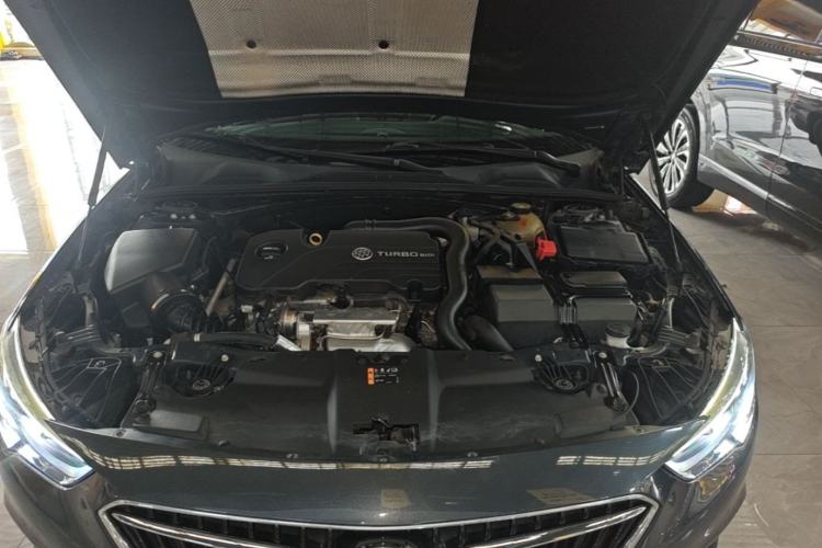 Used Buick Regal 2019 Revised 20T Luxury Version China VI Standard Engine Bay
