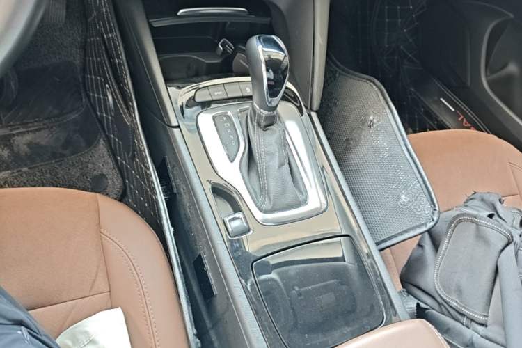 Used Buick Regal 2019 20T Elite Version China VI Standard Gear Lever