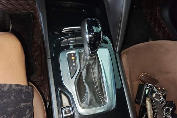 Used Buick Regal 2019 20T Elite Version China VI Standard Gear Lever