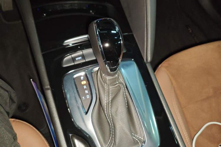 Used Buick Regal 2019 20T Elite Version China VI Standard Gear Lever