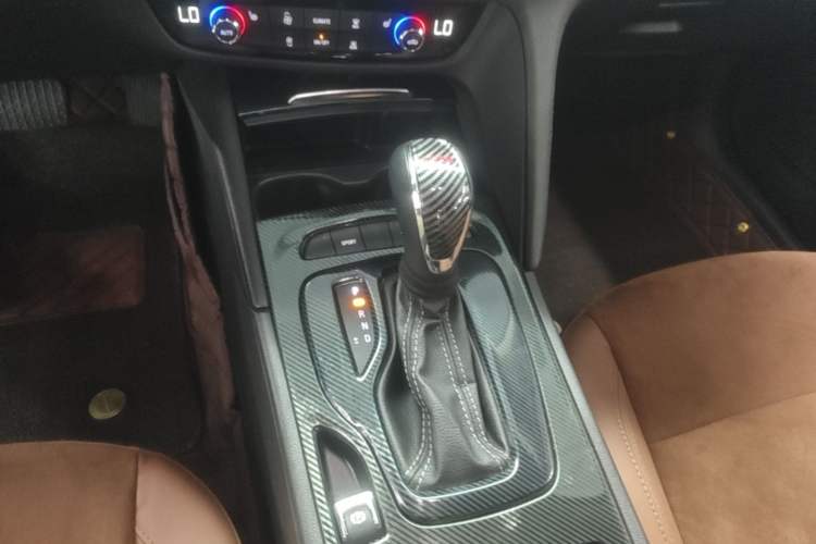 Used Buick Regal 2019 20T Elite Version China VI Standard Gear Lever