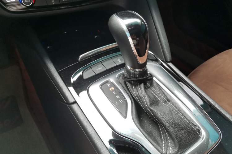 Used Buick Regal 2019 20T Elite Version China VI Standard Gear Lever