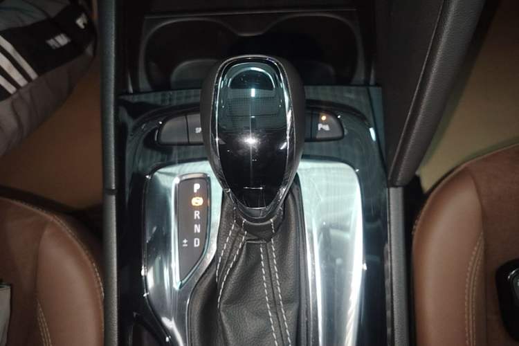 Used Buick Regal 2019 20T Elite Version China VI Standard Gear Lever