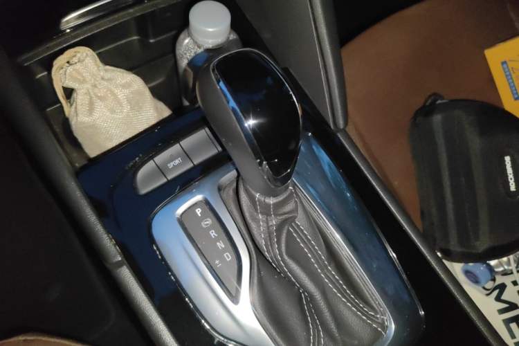 Used Buick Regal 2019 20T Elite Version China VI Standard Gear Lever