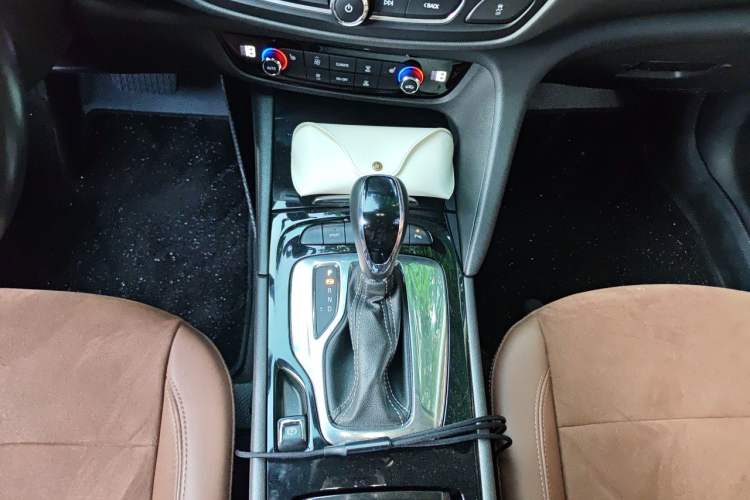 Used Buick Regal 2019 20T Elite Version China VI Standard Gear Lever