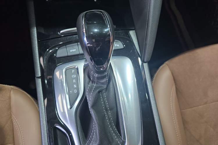 Used Buick Regal 2019 20T Elite Version China VI Standard Gear Lever