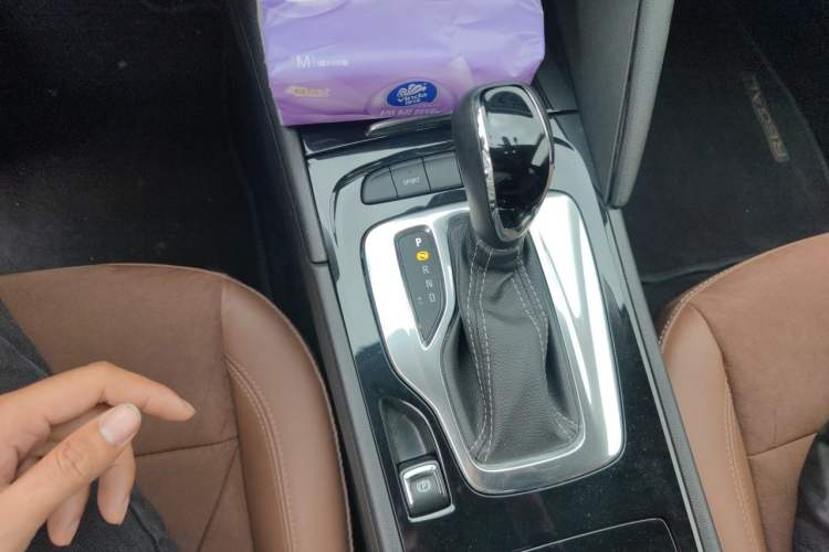 Used Buick Regal 2019 20T Elite Version China VI Standard Gear Lever