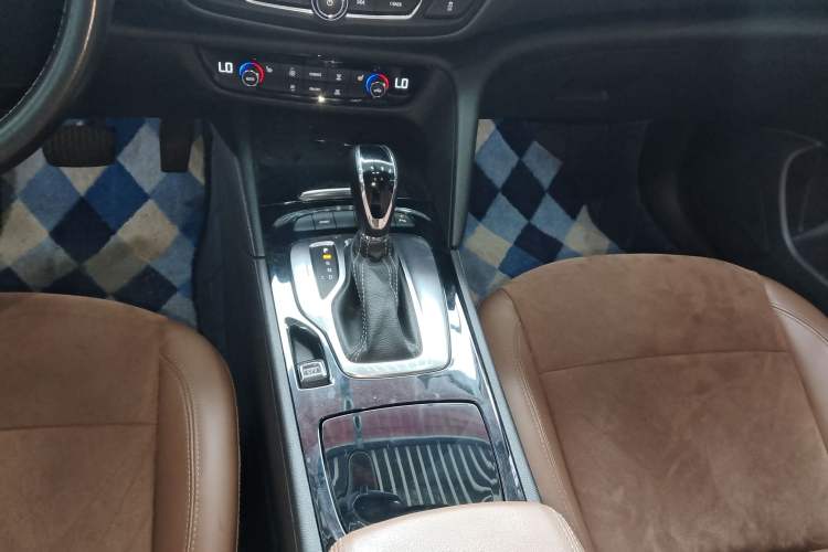 Used Buick Regal 2019 20T Elite Version China VI Standard Gear Lever