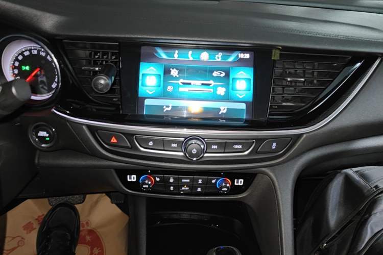 Used Buick Regal 2019 20T Elite Version China V Standard Audio And AC Panel