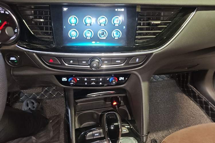 Used Buick Regal 2019 20T Elite Version China VI Standard Audio And AC Panel