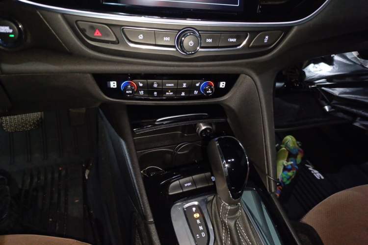 Used Buick Regal 2019 28T Luxury Edition China VI Audio And AC Panel