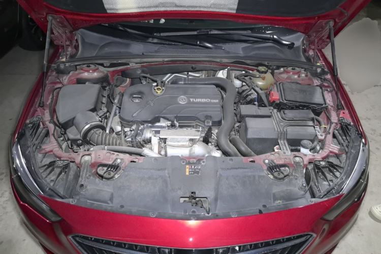 Used Buick Regal 2019 Revised 20T Luxury Version China VI Standard Engine Bay