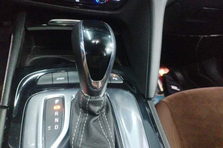 Used Buick Regal 2019 20T Elite Version China VI Standard Gear Lever