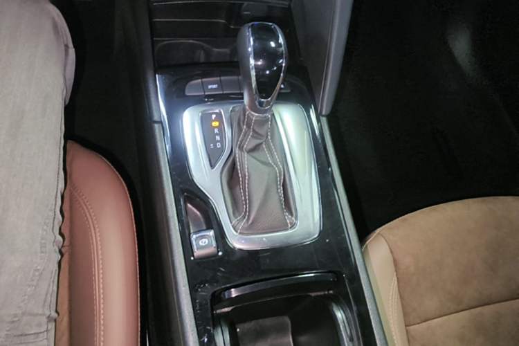 Used Buick Regal 2019 20T Elite Version China VI Standard Gear Lever