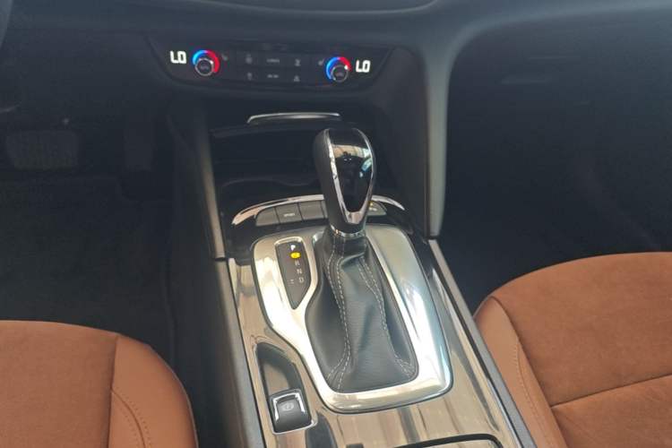 Used Buick Regal 2019 20T Elite Version China VI Standard Gear Lever