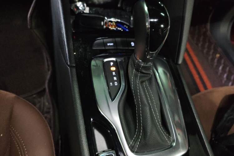 Used Buick Regal 2019 20T Elite Version China VI Standard Gear Lever