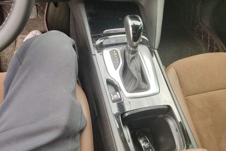 Used Buick Regal 2019 20T Elite Version China VI Standard Gear Lever