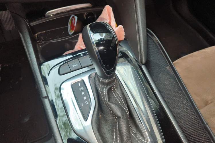 Used Buick Regal 2019 20T Elite Version China VI Standard Gear Lever