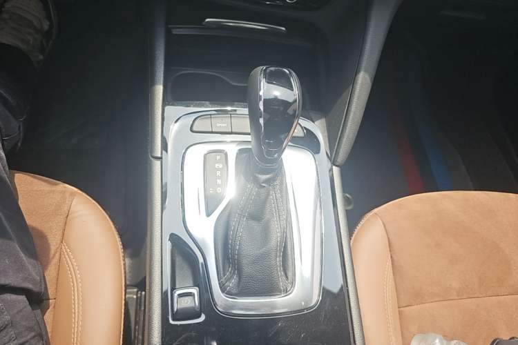 Used Buick Regal 2019 20T Elite Version China VI Standard Gear Lever